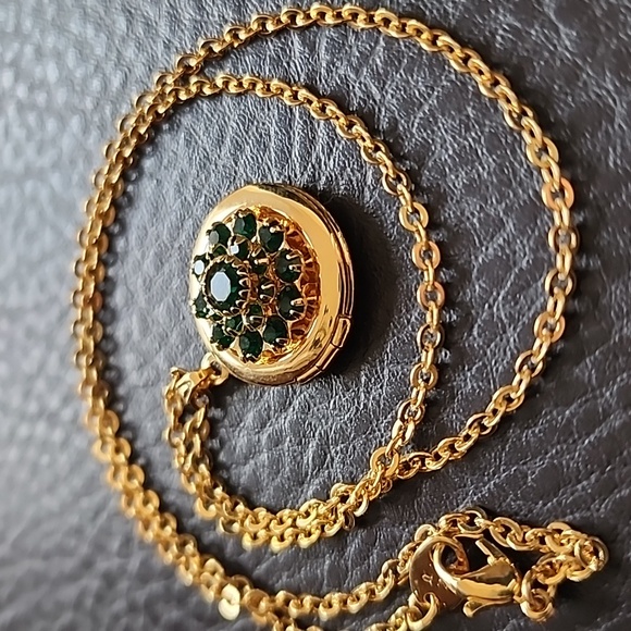 Elegant Avon Gold and Green Pendant Necklace - Picture 2 of 12